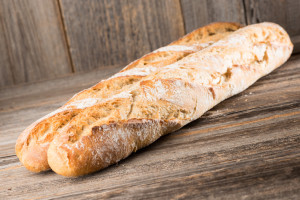 Baguette auf Holzhintergrund