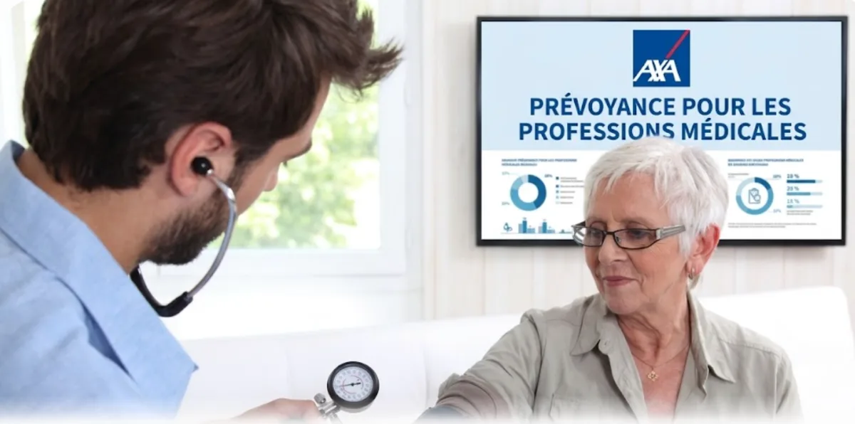 Médecin en consultation avec une patiente, prévoyance AXA des professions médicales et paramédicales